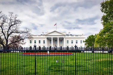 Washington, DC 'de 1600 Pennsylvania Bulvarı' nın ön bahçesi..