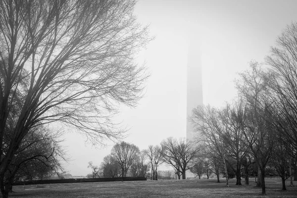 Mglisty Dzień Pobliżu Washington Monument — Zdjęcie stockowe