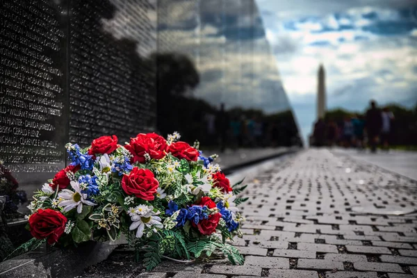 Flores Sentadas Contra Vietnam Veterans Memorial Washington — Foto de Stock