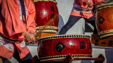 Japonya 'nın Narita kentindeki Taiko Davul Festivali' nde müzisyenler sahne alıyor..