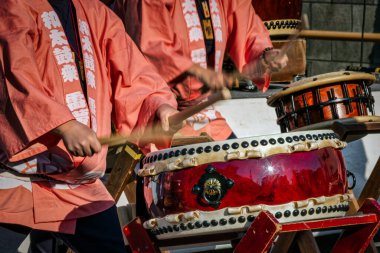 Japonya 'nın Narita kentindeki Taiko Davul Festivali' nde müzisyenler sahne alıyor..