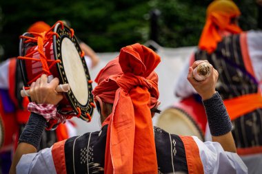 Siyah Gemi Festivali 'nde geleneksel bir davul ve dans gösterisi.