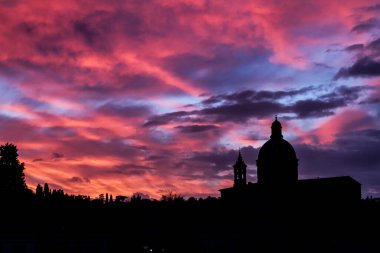 Floransa 'da gün batımı, İtalya' da Arno nehri üzerinde ve Cestello 'da San Frediano kilisesi.