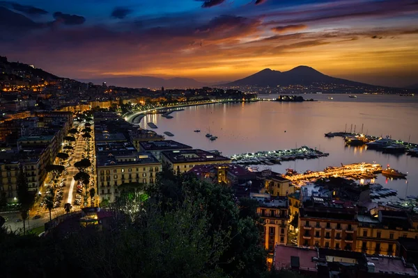 Napoli, İtalya 'da Vezüv Dağı' nın arka planında bir sonbahar gündoğumu..