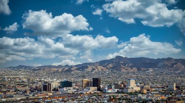 El Paso, Texas ve Juarez, Meksika üzerinde bulutlar ve mavi gökyüzü. Dağdaki yazıda 