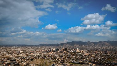 Bulutlar ve mavi gökyüzü El Paso, Texas ve Juarez, Meksika üzerinde.