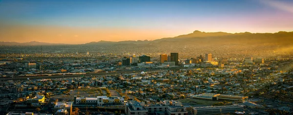 El Paso, Teksas 'taki ABD-Meksika sınırında günbatımının panoramik bir fotoğrafı..