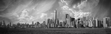 Upper Bay 'den feribota binen sıcak bir yaz gününde New York şehrinin silueti..
