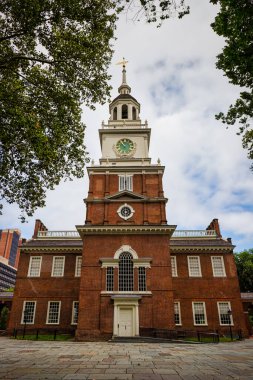 Philadelphia 'daki Bağımsızlık Salonu' nun arkasında bulutlu bir yaz gününde PA.