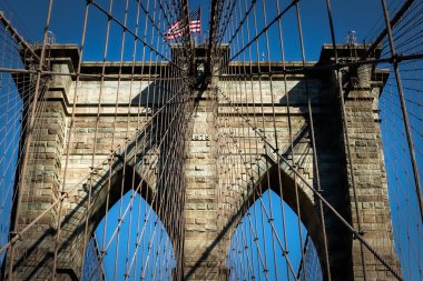 New York City Köprüsü 'nün kemerlerine ve kulesine bakıyorum..