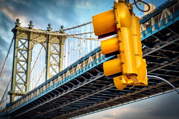 Ένα Σήμα Κυκλοφορίας Στη Νέα Υόρκη Μια Γέφυρα Στο Βάθος — Φωτογραφία Αρχείου