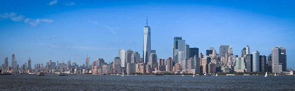 Небо Нью-Йорка в жаркий летний день из залива Уппер с парома
.