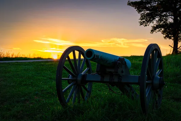 Akşam Güneşi Uzun Sessiz Bir Amerikan Savaşı Topunun Üzerinde Batıyor — Stok fotoğraf