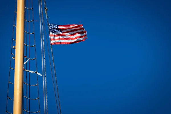 Uma Bandeira Americana Soprar Vento Num Navio Nova Iorque — Fotografia de Stock