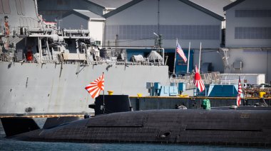 Japon Deniz Savunma Gücü denizaltıları Japonya 'nın Yokosuka limanında bir Amerikan Donanma destroyeri ile rıhtımı paylaşıyor..