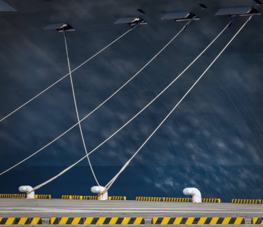 Bir Japon Deniz Savunma Gücü (JMSDF) gemisi Japonya 'nın Yokosuka limanına demirlemiştir..