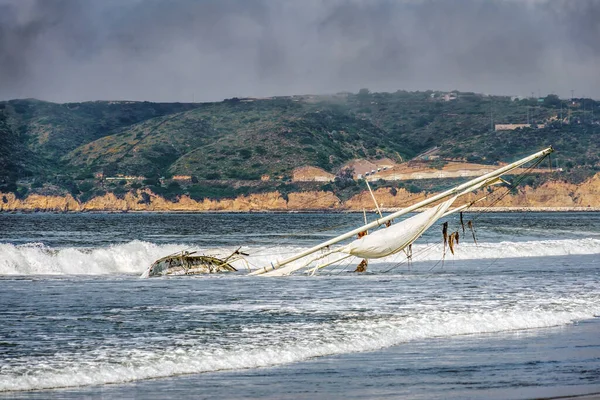 Een Zeilboot Die Aanspoelde Het Strand Coronado Californië — Stockfoto