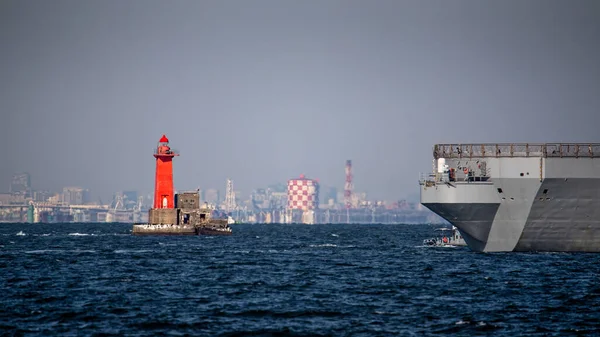 Військовий Корабель Вмс Сша Проходить Маяк Йокосуці Японія — стокове фото