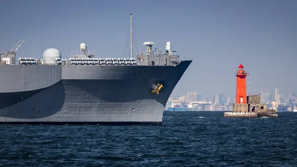 海軍の軍艦が横須賀の灯台に近づく — ストック写真