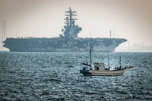 横須賀沖の日本の漁船で アメリカの空母が海に向かっている — ストック写真