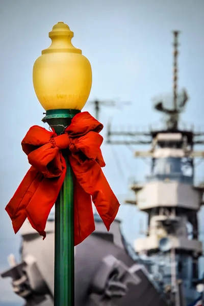 Вулична Лампа Прикрашена Різдвом Бойовим Кораблем Вмс Сша Задньому Плані — стокове фото