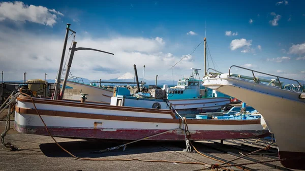 Σκάφη Έξω Από Νερό Μια Ράμπα Στις Αποβάθρες Στην Χερσόνησο — Φωτογραφία Αρχείου