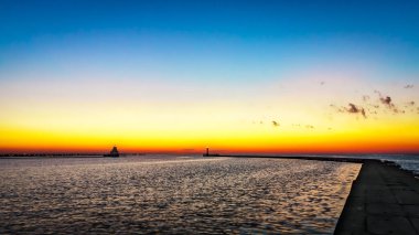 Manitowoc, Wisconsin 'de Michigan Gölü' nde gün doğumu.