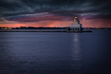 Manitowoc, Wisconsin limanındaki kuzey rıhtımı ve deniz feneri.