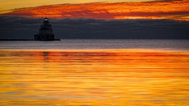 Manitowoc, Wisconsin 'deki kuzey iskelede gün doğumu (Aralık 2017).