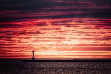 Gündoğumu Manitowoc, Wisconsin 'deki güney iskelesinde (Aralık 2017)