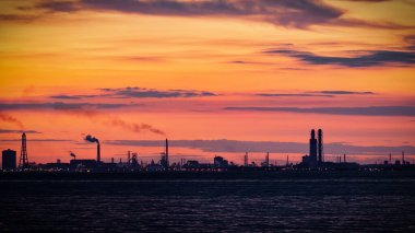 Japonya 'daki Tokyo Körfezi' ndeki fabrikaların üzerinden güneş doğuyor..