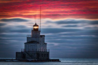 Kuzey rıhtımında kış ve Manitowoc, Wisconsin limanında deniz feneri..