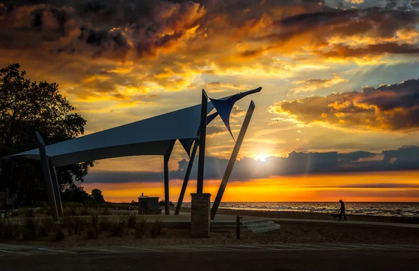 İki Nehir, Wisconsin 'deki Neshotah Sahili' nde köpeğini gezdiren bir adam..