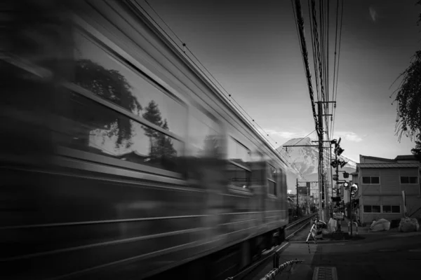 Tramonto Come Treno Passa Attraverso Una Traversata Fujiyoshida Giappone — Foto Stock