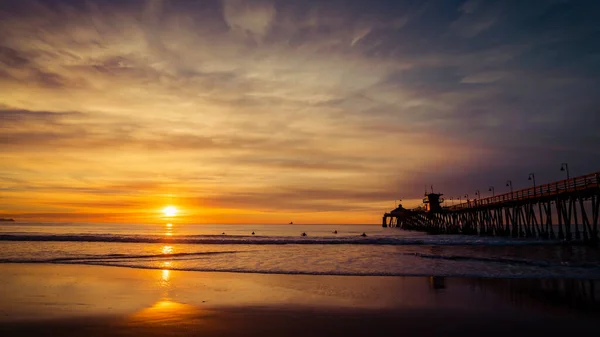 Kaliforniya Imperial Beach Teki Iskelede Batan Güneş Dalgaları Yakalamak Için — Stok fotoğraf