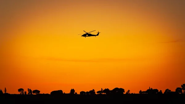 Helikopter Lecący Południowej Kalifornii Przeciwko Zachodzącemu Słońcu — Zdjęcie stockowe