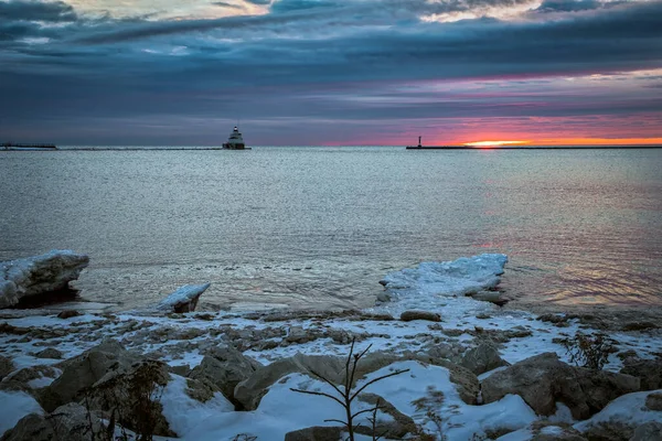 Восход Солнца Формирование Льда Декабрьским Утром Мэнитуоке Висконсин — стоковое фото