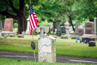 Wisconsin mezarlığındaki bir iç savaş gazisinin Birlik mezarında bayrak..