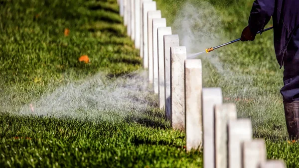 Travailleur Dans Cimetière National Nettoie Des Pierres Tombales Avec Lave — Photo