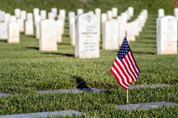 Güney Kaliforniya Mezarlığında Bir Mezarda Bayrak — Stok fotoğraf