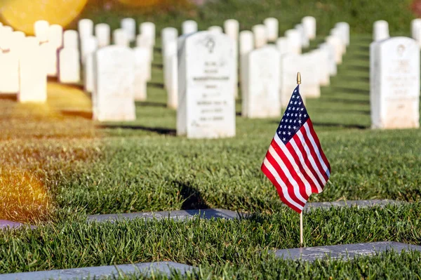 Una Bandiera Una Tomba Cimitero Della California Meridionale — Foto Stock