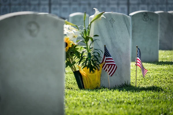 Banderas Estadounidenses Ondean Sobre Tumba Veterano Sur California —  Fotos de Stock