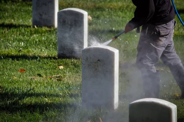 Trabajador Cementerio Nacional Limpiando Lápidas Con Una Lavadora Presión —  Fotos de Stock