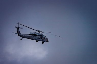 Güneş San Diego yakınlarında batarken bir helikopter iniyor..
