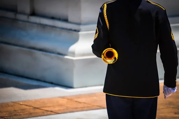 Army Bugler Stands Attention Ready Sound Taps Cemetery Virginia — Stock Photo, Image