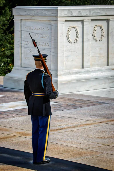 Member Old Guard Duty Arlington National Cemetery Front Tomb Unknown — Stock Photo, Image