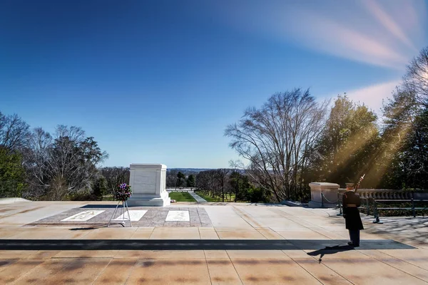 Unidentified Member Old Guard Duty Walking Mat Arlington National Cemetery — Stock Photo, Image