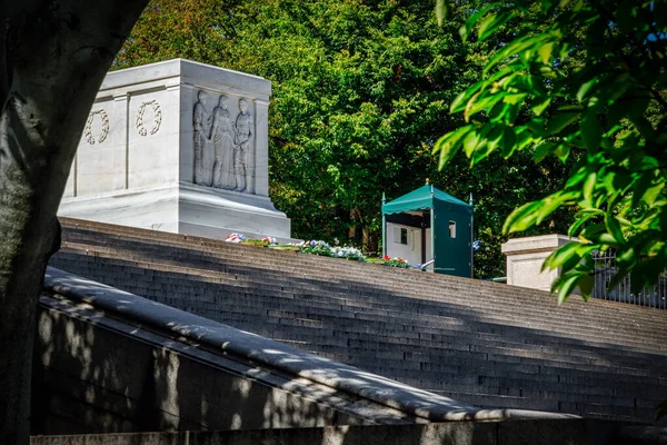 無名兵士の墓はアーリントン国立墓地の丘の上にある — ストック写真