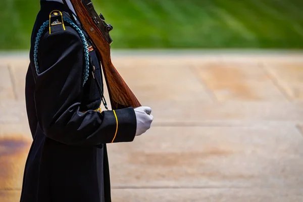 Ένας Στρατιώτης Του Στρατού Άσπρα Γάντια Κουβαλάει Όπλο Του Υπηρεσία — Φωτογραφία Αρχείου