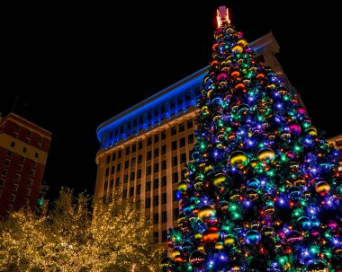 El Paso, Teksas 'taki San Jacinto Plaza' da Noel ışığı